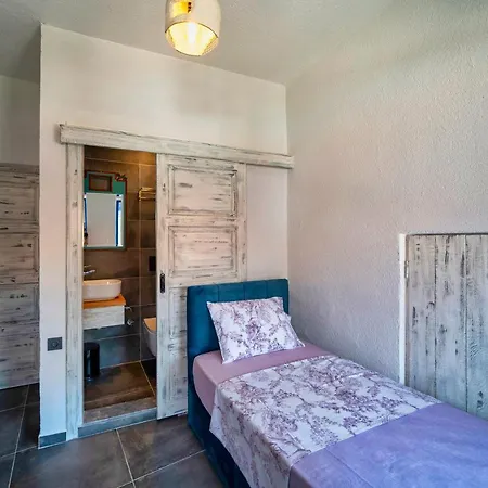 Bed and Breakfast Only Blue Mansion 1